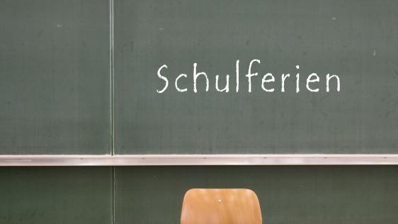 Eine Schultafel mit dem Wort Schulferien