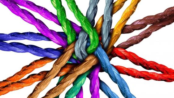 Bunte Schnüre die in einander greifen und eine Art Stern bilden