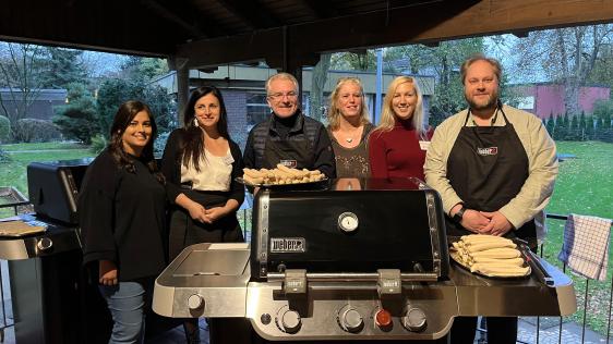 Oberbürgermeister Marc Buchholz und Sascha Jurczyk gemeinsam mit der Anlaufstelle für Alleinerziehende beim Grillfest für Alleinerziehende
