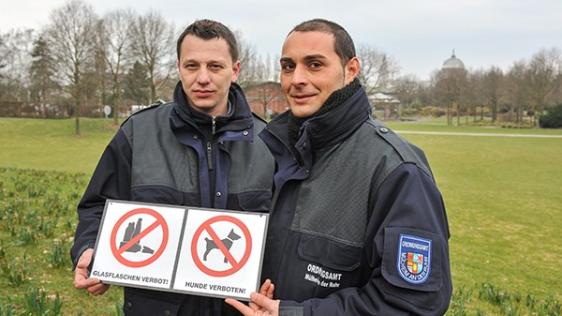 Sicherheitsstreife des zentralen Außendienstes mit Glasverbotsschild/Hundeverbotsschild in der MüGa