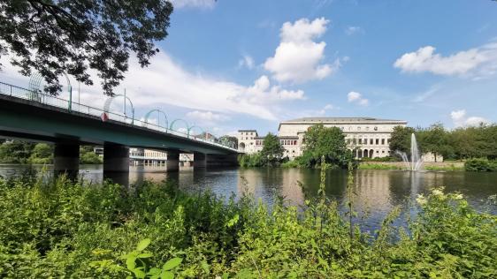 Ein Blick auf die Mülheimer Stadthalle, inklusive der Schlossbrücke (links).
