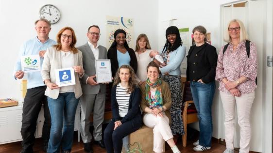 Vertreter der stillfreundlichen Orte präsentieren die Hinweisschilder mit dem stillfreundlichen Logo im Familienhebammenladen in der Wallstraße 5
