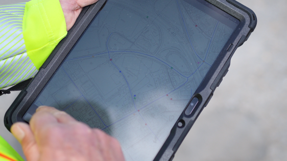 Blick auf ein Tablet bei der Straßeninspektion.