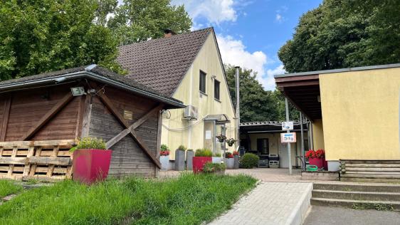 Tierheim Mülheim hinter einer Hütte und Wiese