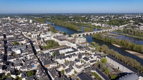 Eine Luftaufnahme, die die französische Partnerstadt Tours an der Loire mit der Pont Wilson zeigt.