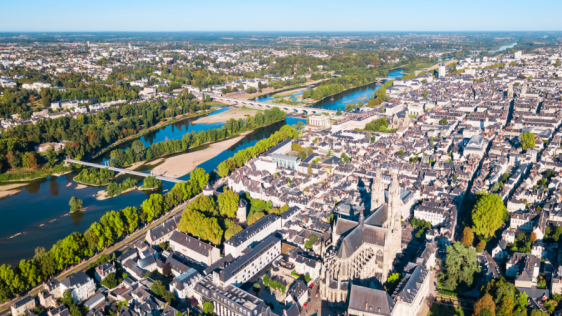 Eine Luftaufnahme, die die französische Partnerstadt Tours an der Loire zeigt