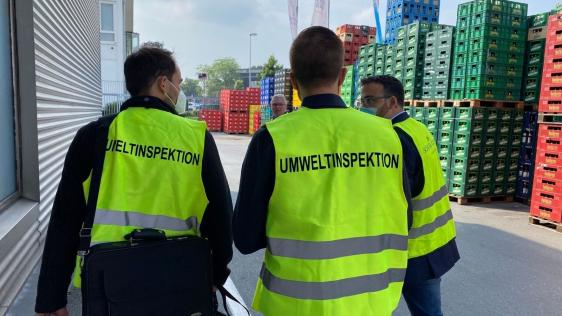 Umweltinspekteur*innen im Einsatz.