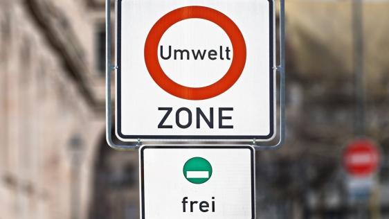 Verkehrsschild Umweltzone und Frei für Grüne Plakette.