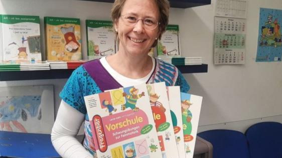 Die Kinderärztin Friederike Thomer hält die neuen Vorschulhefte in die Kamera.