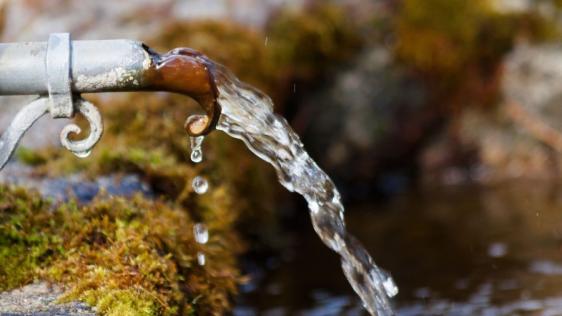 Brunnen mit fließendem Wasser.