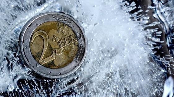 Eine von Eis umschlossene 2 Euro Münze.