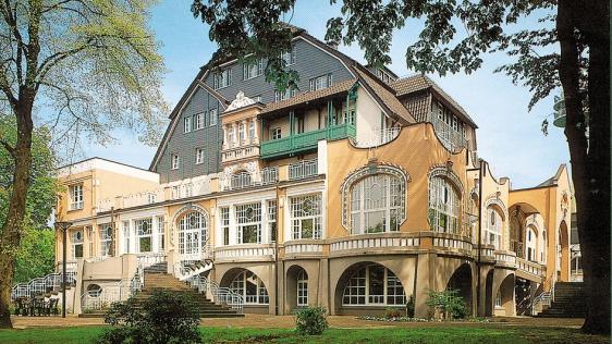 Blick auf das Gebäude der Katholischen Akademie Die Wolfsburg in Mülheim an der Ruhr
