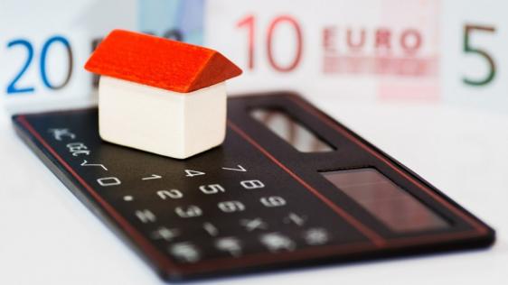 Taschenrechner, Haus, Geld. Informationen zum Wohngeld / Mietzuschuss