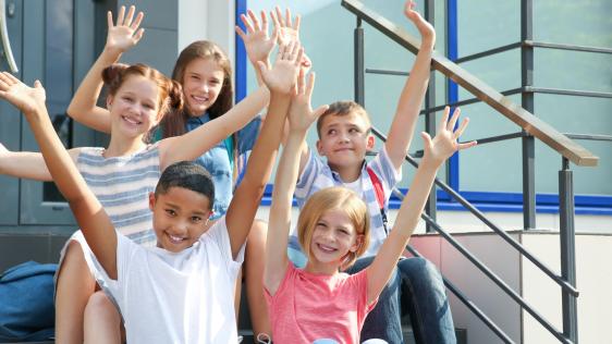 Schüler winken in die Kamera