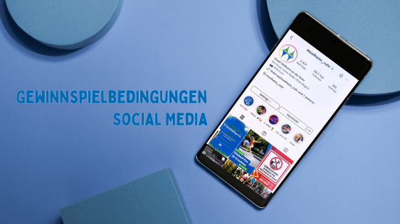 Smartphone auf blauem Hintergrund. Auf dem Display ist der Instagram Account der Stadt Mülheim an der Ruhr zu sehen. Daneben der Schriftzug "Gewinnspielbedingungen Social Media"
