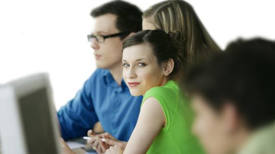 Gezeigt werden Schüler*innen am Laptop