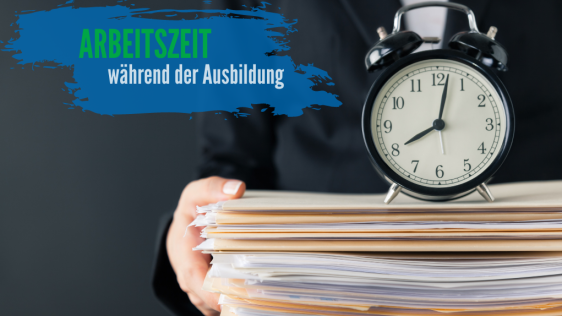 Bildausschnitt einer Person im Anzug mit einem Stapel Akten in den Händen, auf den Akten steht ein Wecker.