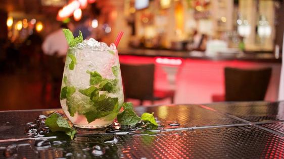 Ein Glas mit Alkohol auf einer Bartheke 