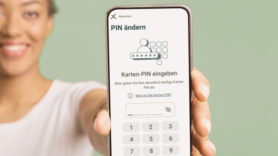 Eine Frau hält ihr Handy-Display in die Kamera, darauf ist das Login der AusweisApp zu sehen. 