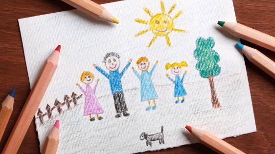 Eine Familie mit Buntstiften gezeichnet.