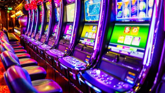 Reihe mit 8 Spielautomaten in einem Casino