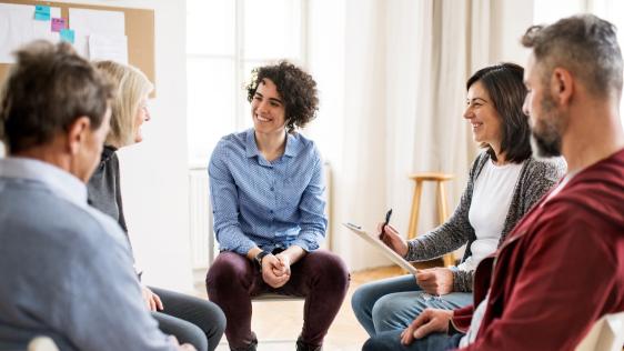 Eine Besprechung mit Lehrkräften und weiteren Fachkräften