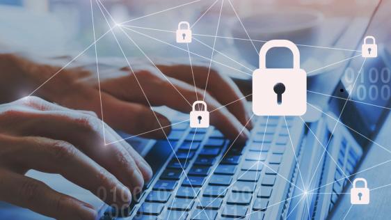 Zwei Hände an einem Laptop mit Schlössern als Symbol des Datenschutzes