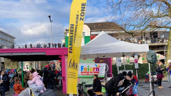 Der Rathausplatz war trotz mäßigen Wetters am Rosenmontag dennoch gut besucht