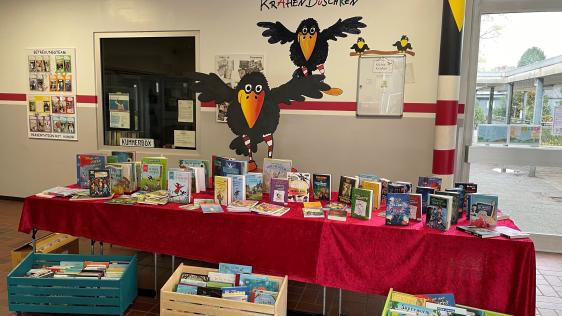 Bücherspende des Freundeskreises Mülheimer Künstler für Kinder e.V. an der Grundschule Krähenbüschken am 20.11.2024.