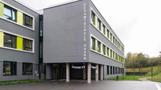 Der Ersatzneubau der Gesamtschule Saarn von außen.