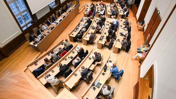 der Rat der Stadt sitzt im Rathaus zusammen 