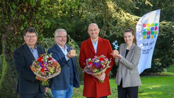 Für die IGA-Projekte Grüner Stadtring und MüGa revisited überreichte IGA-Geschäftsführer Horst Fischer an Oberbürgermeister Marc Buchholz, Dezernent Felix Blasch und Malin Michel vom Amt für Stadtplanung und Wirtschaftsförderung den 3. Stern. (v.li.n.re.)