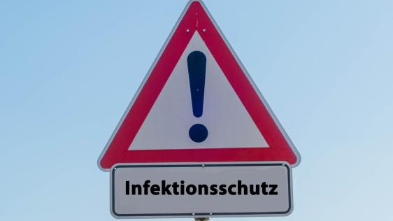 Warnschild mit dem Wort Infektionsschutzgesetz