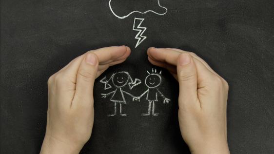 ein Tafelbild von einem Gewitter über Kindern, welche von Händen geschützt werden