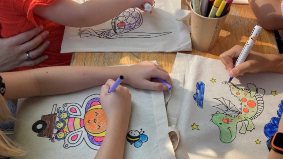 Kinder bemalen Stofftaschen auf dem Weltspieltag in Mülheim
