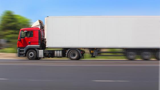 Ein LKW fährt auf der Straße