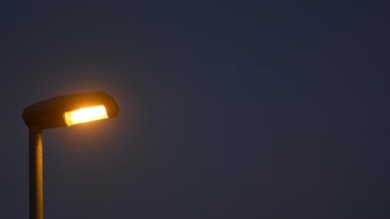 Eine Straßenlaterne bei Nacht.