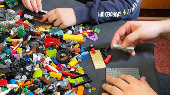 Brick-Art Workshops mit Vätern und ihren Kindern der Brüder Grimm Schule 2024