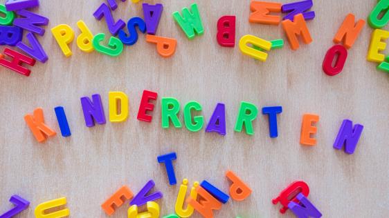 Das Wort Kinder wurde mit Buchstaben aus Plastik zusammengelegt