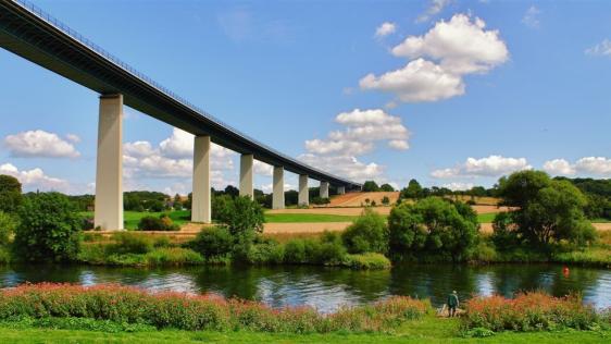 Auf insgesamt 18 Pfeilern ruht die abgebildete Ruhrtalbrücke zwischen Ickten und den Mintarder Höfen.