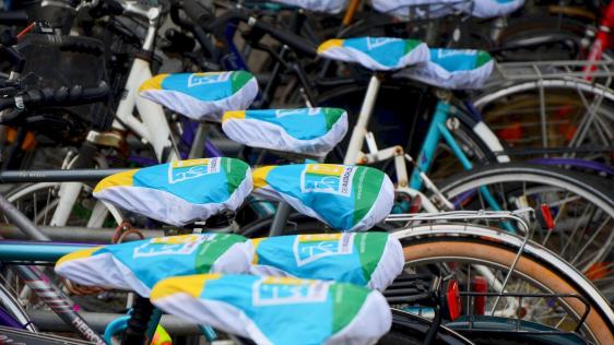 Fahrradsattel mit Bezügen zum Schutz vor Nässe.