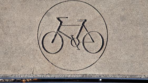 Das Zeichen eines Radweges im Gehweg.