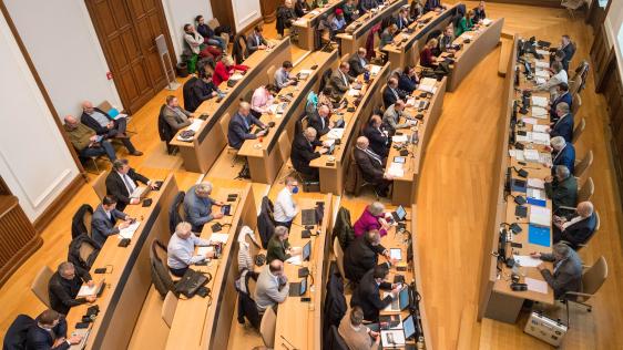 Die Mitglieder des Rates der Stadt Mülheim an der Ruhr und der Verwaltungsvorstand im Ratssaal