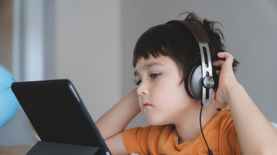Junger Schüler arbeitet an Tablets