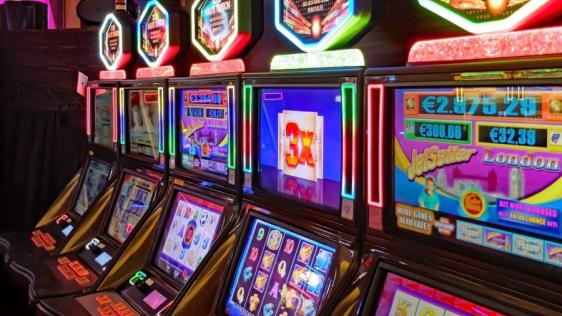 Reihe mit 5 Spielautomaten in einem Casino