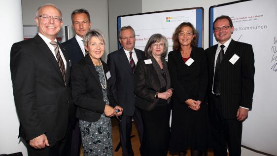 ein Gruppenfoto, auf dem vier Männer und drei Frauen zu sehen sind.