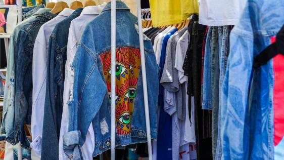 Ausrangierte Kleidung auf dem Bügel eines Secondhand Laden