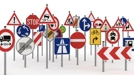 Verschiedenste Straßenschilder. 