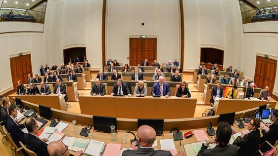 Der Ratssaal im Rathaus der Stadt Mülheim. Anwesend sind die Abgeordneten und Ratsmitglieder
