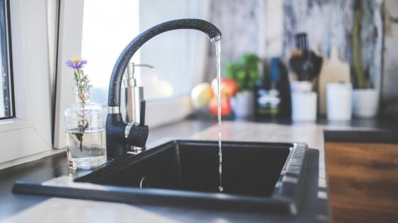 Wasserhahn mit fließendem Trinkwasser.